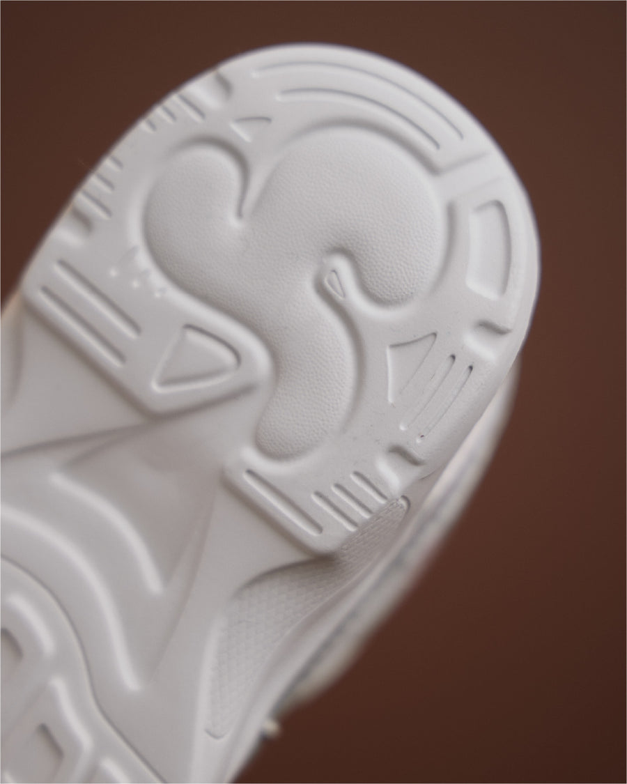 Flexible level outsole