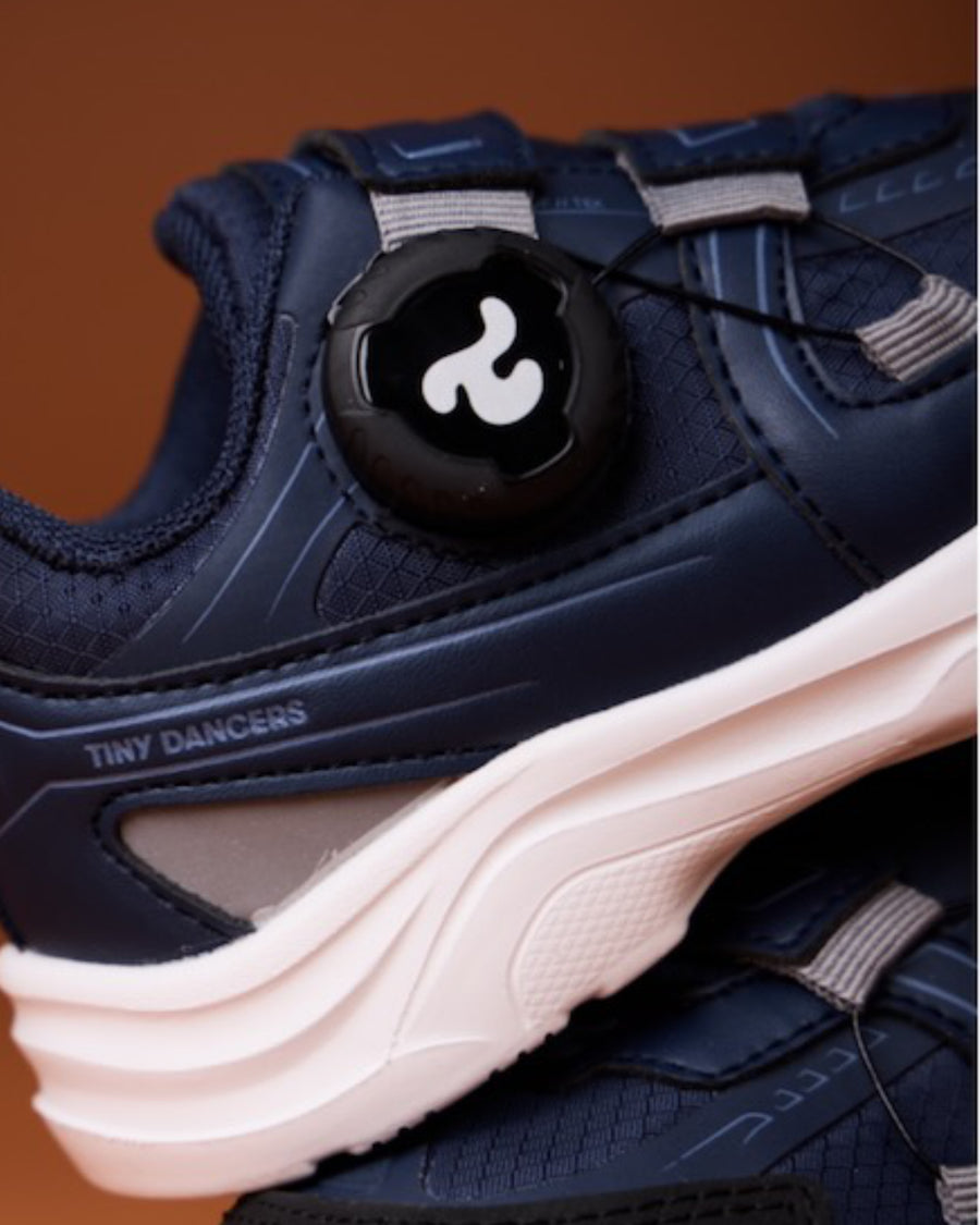 Speed lace with dial to tighten straps across foot