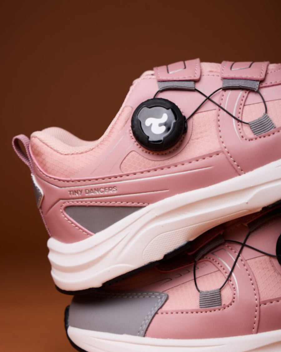 Speed lace with dial to tighten straps across foot