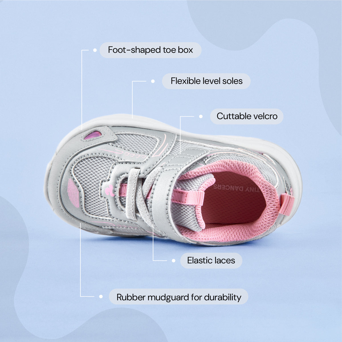 Play Infant in silver pink from above, labelled: foot-shaped toe box, flexible level soles, cuttable velcro, elastic laces, rubber mudguard.