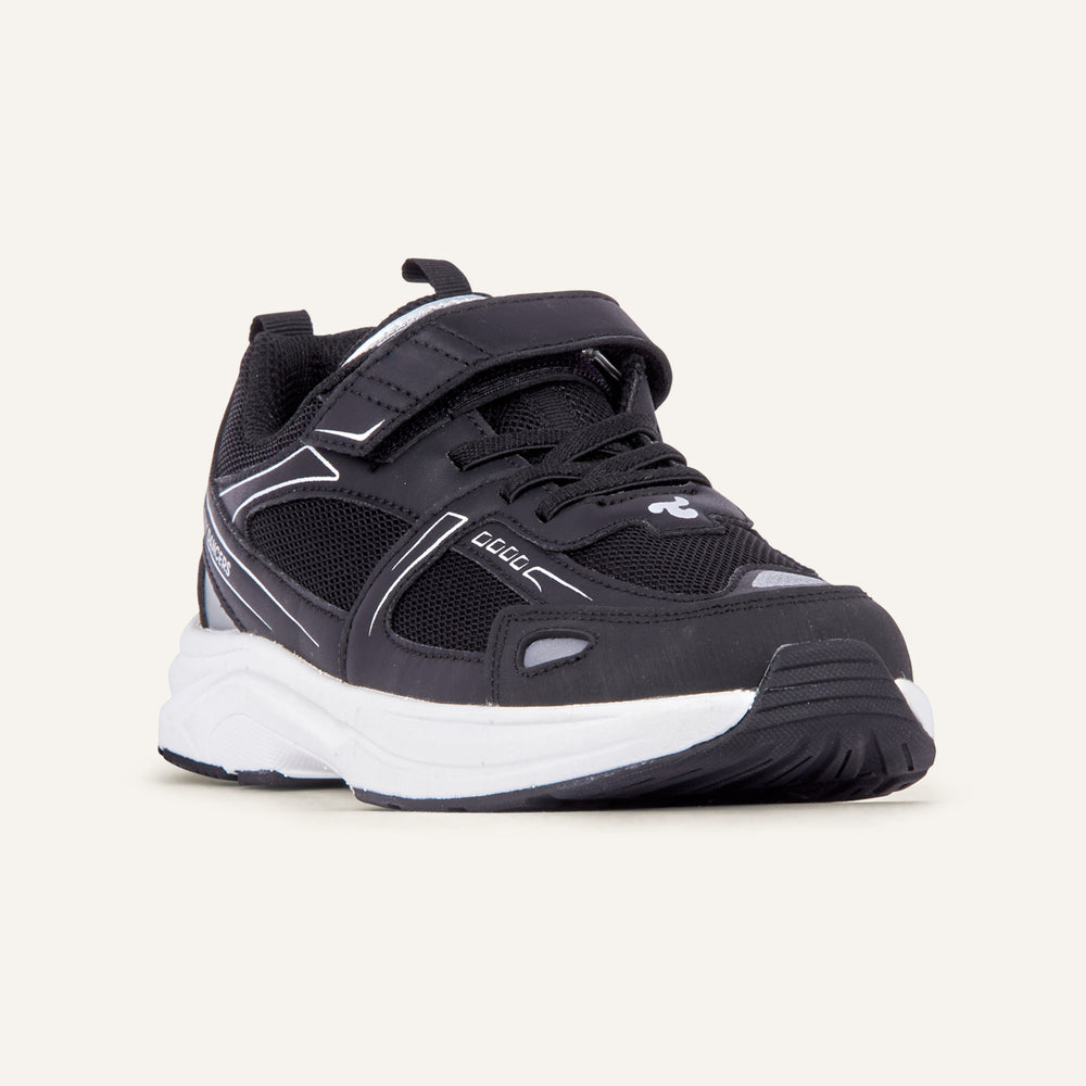Play Junior in black, angled front view showing the strap and mesh upper.